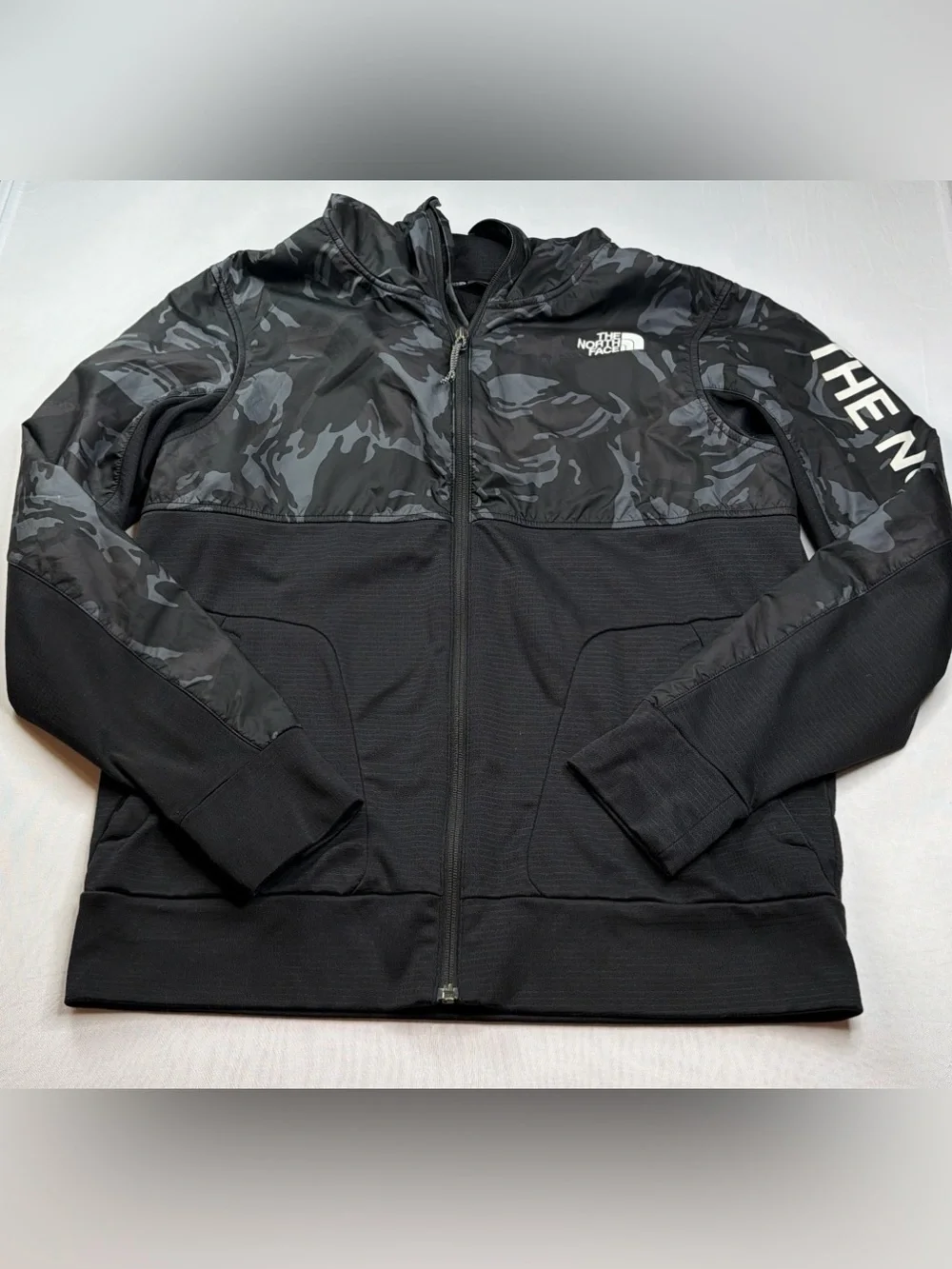 The North Face Men’s Medium Camo Full Zip Hooded Jacket Black Gray Logo Sleeve